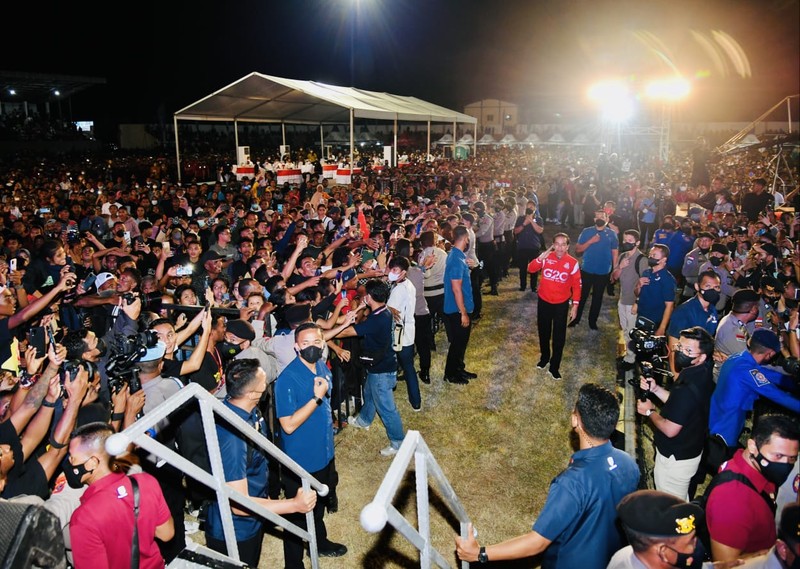 Suasana saat Presiden Joko Widodo dan Ibu Iriana menyaksikan konser kebangsaan, membumikan Pancasila dari NTT untuk Nusantara pada Rabu, 1 Juni 2022 di Kabupaten Ende, Provinsi NTT. Foto: Rusman - Biro Pers Sekretariat Presiden Suasana saat Presiden Joko Widodo dan Ibu Iriana menyaksikan konser kebangsaan, membumikan Pancasila dari NTT untuk Nusantara pada Rabu, 1 Juni 2022 di Kabupaten Ende, Provinsi NTT. Foto: Rusman - Biro Pers Sekretariat Presiden
