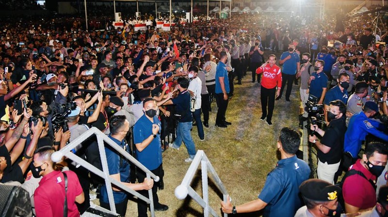 Suasana saat Presiden Joko Widodo dan Ibu Iriana menyaksikan konser kebangsaan, membumikan Pancasila dari NTT untuk Nusantara pada Rabu, 1 Juni 2022 di Kabupaten Ende, Provinsi NTT. Foto: Rusman - Biro Pers Sekretariat Presiden