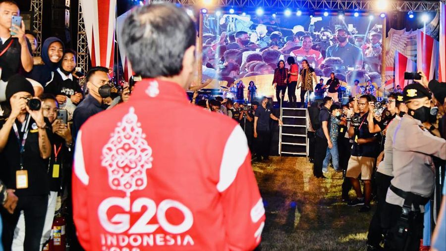 Suasana saat Presiden Joko Widodo dan Ibu Iriana menyaksikan konser kebangsaan, membumikan Pancasila dari NTT untuk Nusantara pada Rabu, 1 Juni 2022 di Kabupaten Ende, Provinsi NTT. Foto: Rusman - Biro Pers Sekretariat Presiden