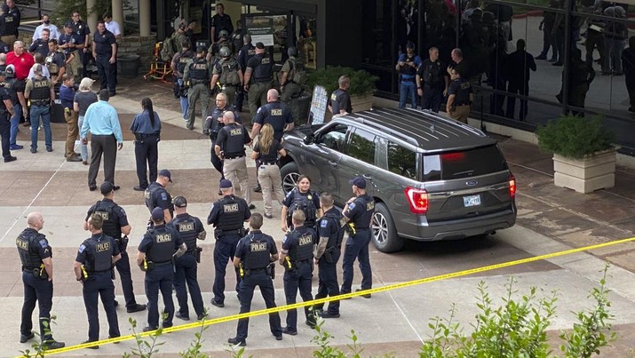 Emergency personnel respond to a shooting at the Natalie Medical Building Wednesday, June 1, 2022. in Tulsa, Okla. Multiple people were shot at a Tulsa medical building on a hospital campus Wednesday. (Ian Maule/Tulsa World via AP)