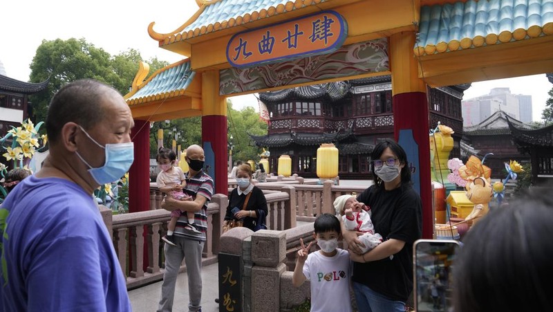 Residents wearing masks visit Yu Garden Mall, Thursday, June 2, 2022, in Shanghai. Traffic, pedestrians and joggers reappeared on the streets of Shanghai on Wednesday as China's largest city began returning to normalcy amid the easing of a strict two-month COVID-19 lockdown that has drawn unusual protests over its heavy-handed implementation. (AP Photo/Ng Han Guan)