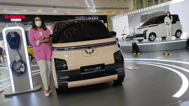 Wuling EV yang baru diperkenalkam ke masyarakat di Central Park Mall. (CNBC Indonesia/Andrean Kristianto)