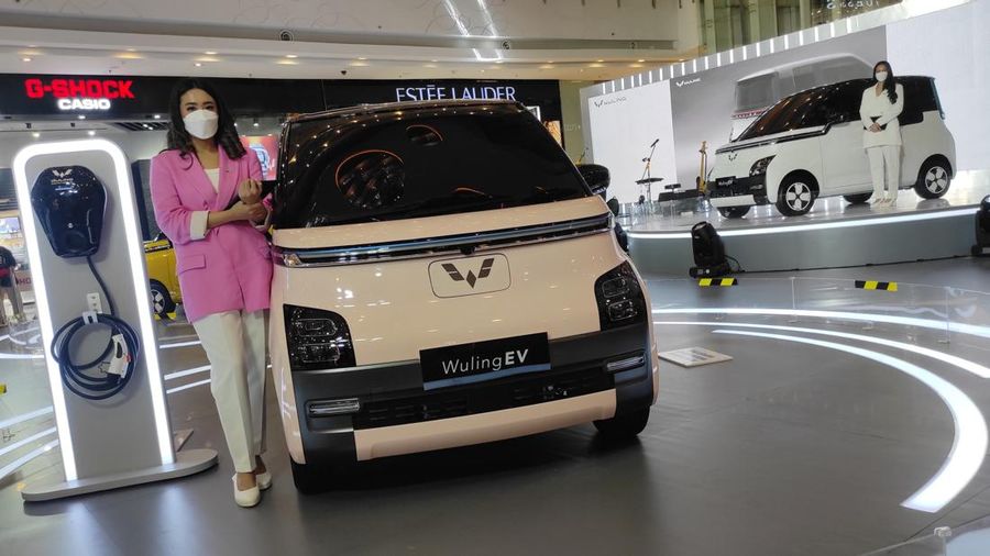 Wuling EV yang baru diperkenalkam ke masyarakat di Central Park Mall. (վ/Andrean Kristianto)
