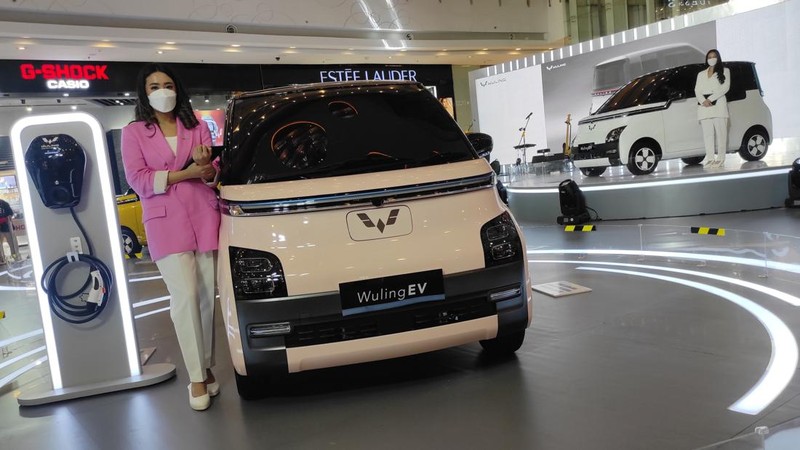 Wuling EV yang baru diperkenalkam ke masyarakat di Central Park Mall. (վ/Andrean Kristianto)