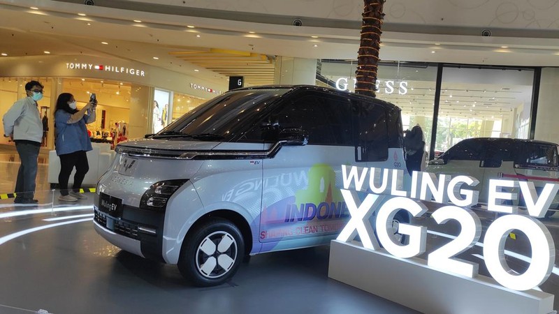 Wuling EV yang baru diperkenalkam ke masyarakat di Central Park Mall. (վ/Andrean Kristianto)