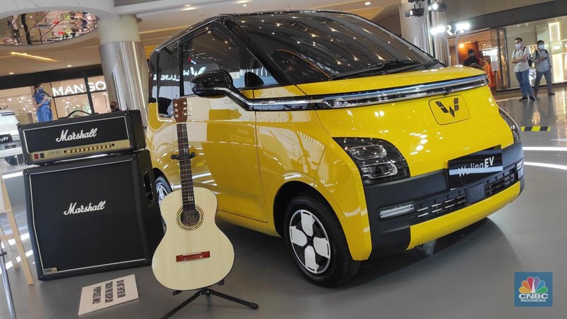 Wuling EV yang baru diperkenalkam ke masyarakat di Central Park Mall. (վ/Andrean Kristianto)