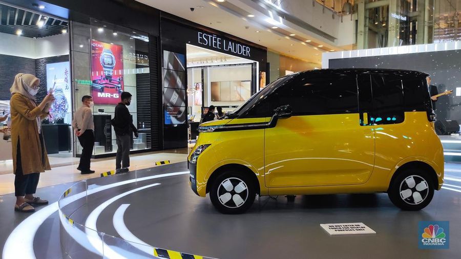 Wuling EV yang baru diperkenalkam ke masyarakat di Central Park Mall. (վ/Andrean Kristianto)