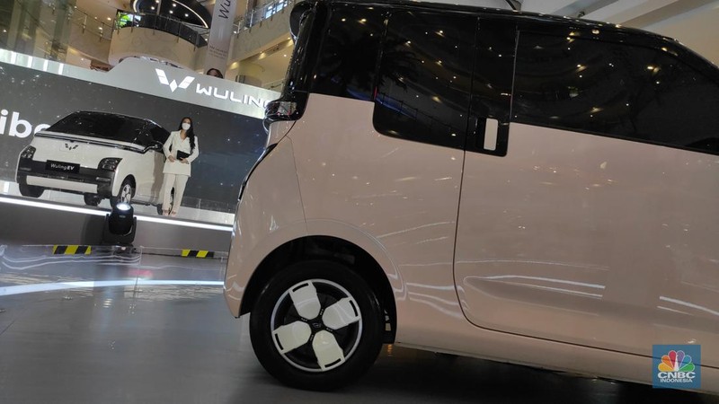 Wuling EV yang baru diperkenalkam ke masyarakat di Central Park Mall. (վ/Andrean Kristianto)