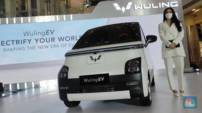 Wuling EV yang baru diperkenalkam ke masyarakat di Central Park Mall. (վ/Andrean Kristianto)