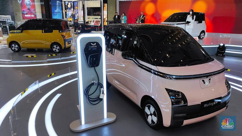 Wuling EV yang baru diperkenalkam ke masyarakat di Central Park Mall. (վ/Andrean Kristianto)