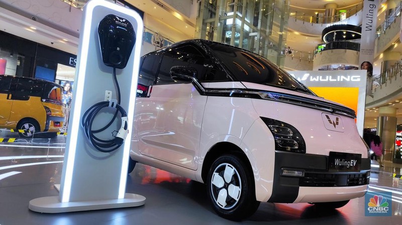 Wuling EV yang baru diperkenalkam ke masyarakat di Central Park Mall. (վ/Andrean Kristianto)