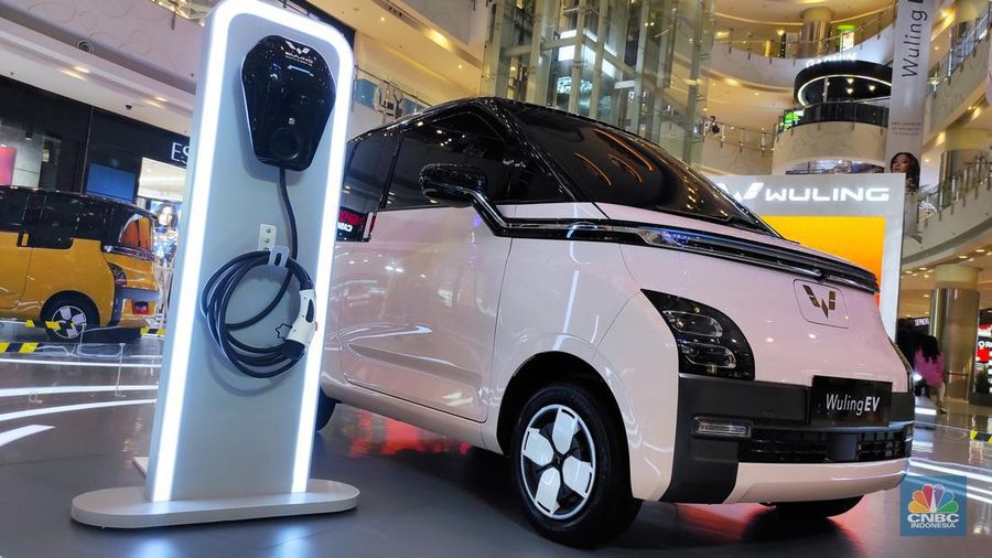Wuling EV yang baru diperkenalkam ke masyarakat di Central Park Mall. (²©²ÊÍøÕ¾/Andrean Kristianto)