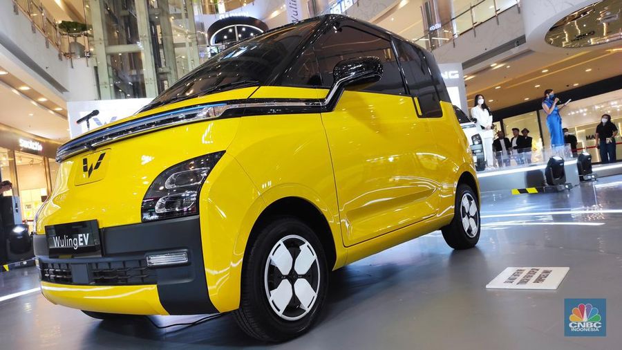 Wuling EV yang baru diperkenalkam ke masyarakat di Central Park Mall. (CNBC Indonesia/Andrean Kristianto)