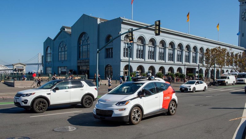 05 November 2019, US, San Francisco: A robot car of the General Motors subsidiary Cruise is on a test drive. Photo: Andrej Sokolow/dpa (Photo by Andrej Sokolow/picture alliance via Getty Images)