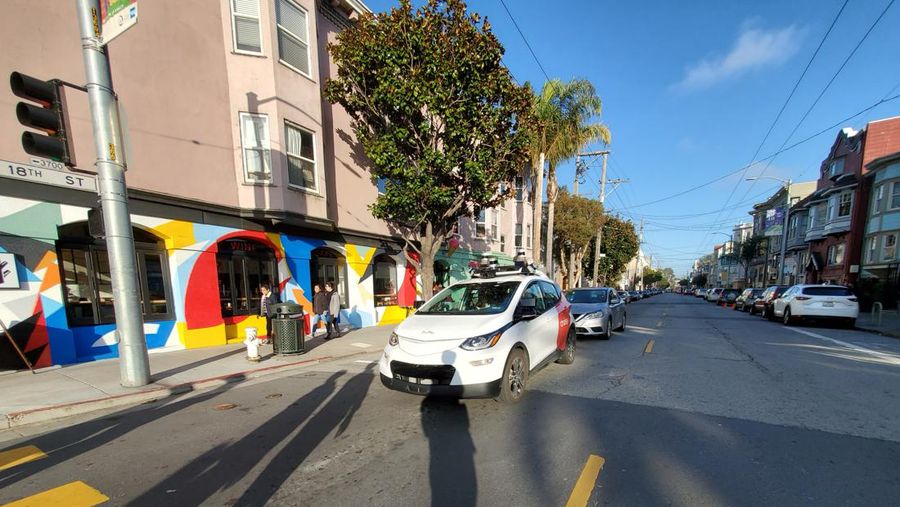 05 November 2019, US, San Francisco: A robot car of the General Motors subsidiary Cruise is on a test drive. Photo: Andrej Sokolow/dpa (Photo by Andrej Sokolow/picture alliance via Getty Images)