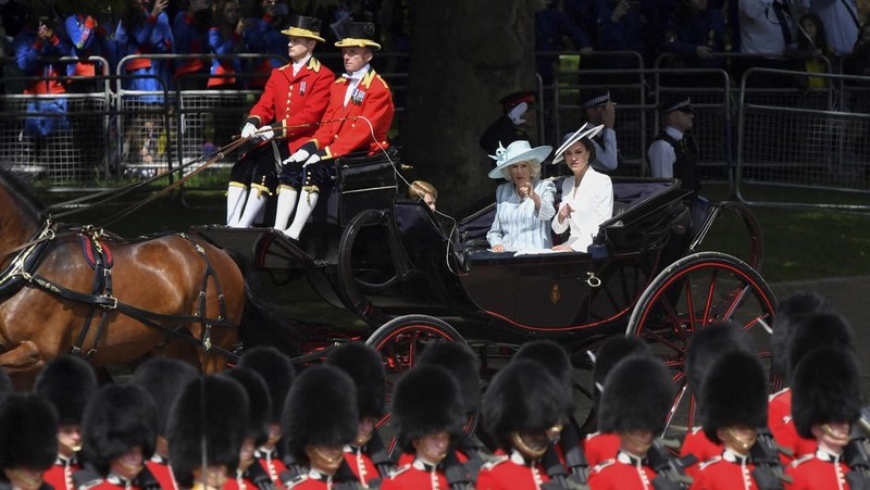 Members of the public fill The Mall ahead of a flypast over Buckingham Palace, during the Trooping the Color in London, Thursday, June 2, 2022, on the first of four days of celebrations to mark the Platinum Jubilee. The events over a long holiday weekend in the U.K. are meant to celebrate the monarch's 70 years of service. (Paul Ellis/Pool Photo via AP)