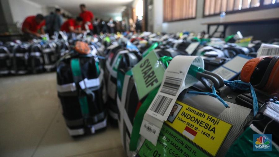 Jamaah calon haji kelompok terbang (kloter) 1 embarkasi haji Jakarta-Pondok Gede menunggu proses administrasi dan pemeriksaan kesehatan di Asrama Haji Pondok Gede, Jakarta, Jumat (3/6/2022). Sebanyak 389 jamaah calon asal DKI Jakarta yang tergabung dalam kloter 1 embarkasi haji Jakarta-Pondok Gede masuk ke Asrama Haji Pondok Gede sebelum diberangkatkan ke Tanah Suci pada Sabtu, 4 Juni 2022. (CNBC Indonesia/ Andrean Kristianto)