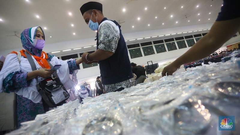 Jamaah calon haji kelompok terbang (kloter) 1 embarkasi haji Jakarta-Pondok Gede Jamaah calon haji kelompok terbang (kloter) 1 embarkasi haji Jakarta-Pondok Gede menunggu proses administrasi dan pemeriksaan kesehatan di Asrama Haji Pondok Gede, Jakarta, Jumat (3/6/2022). Sebanyak 389 jamaah calon asal DKI Jakarta yang tergabung dalam kloter 1 embarkasi haji Jakarta-Pondok Gede masuk ke Asrama Haji Pondok Gede sebelum diberangkatkan ke Tanah Suci pada Sabtu, 4 Juni 2022. (CNBC Indonesia/ Andrean Kristianto)