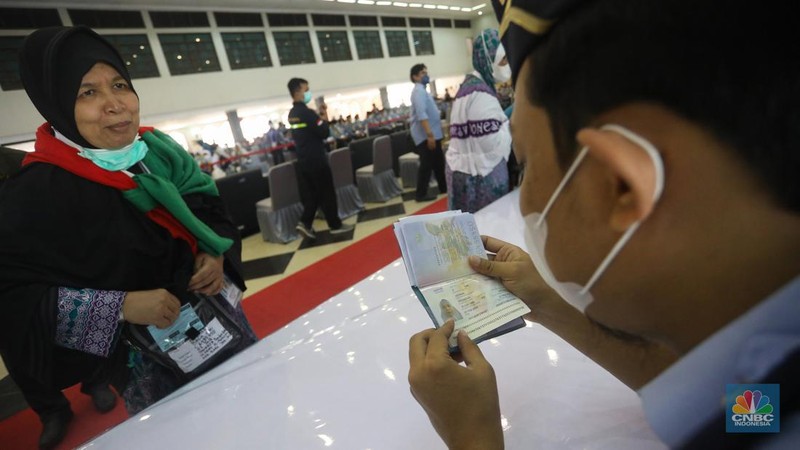 Jamaah calon haji kelompok terbang (kloter) 1 embarkasi haji Jakarta-Pondok Gede menunggu proses administrasi dan pemeriksaan kesehatan di Asrama Haji Pondok Gede, Jakarta, Jumat (3/6/2022). Sebanyak 389 jamaah calon asal DKI Jakarta yang tergabung dalam kloter 1 embarkasi haji Jakarta-Pondok Gede masuk ke Asrama Haji Pondok Gede sebelum diberangkatkan ke Tanah Suci pada Sabtu, 4 Juni 2022.  (CNBC Indonesia/ Andrean Kristianto)
