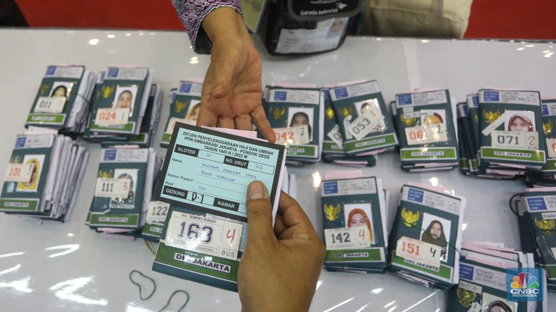 Jamaah calon haji kelompok terbang (kloter) 1 embarkasi haji Jakarta-Pondok Gede menunggu proses administrasi dan pemeriksaan kesehatan di Asrama Haji Pondok Gede, Jakarta, Jumat (3/6/2022). Sebanyak 389 jamaah calon asal DKI Jakarta yang tergabung dalam kloter 1 embarkasi haji Jakarta-Pondok Gede masuk ke Asrama Haji Pondok Gede sebelum diberangkatkan ke Tanah Suci pada Sabtu, 4 Juni 2022.  (CNBC Indonesia/ Andrean Kristianto)