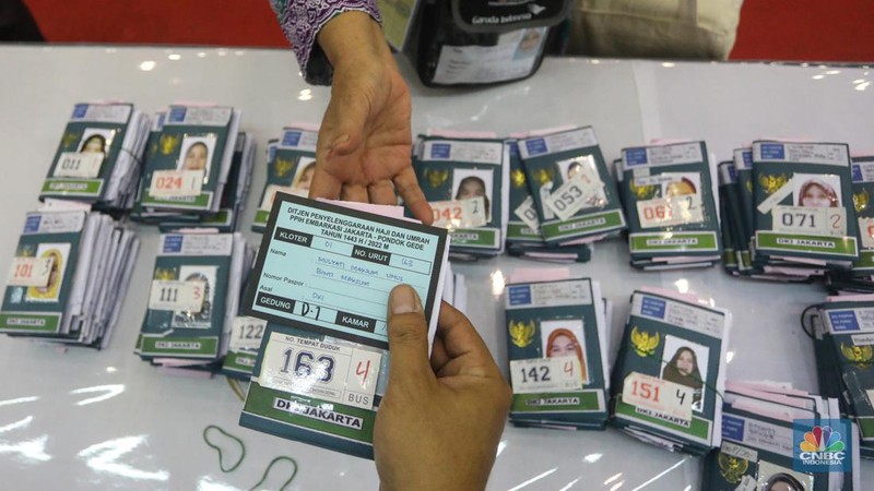 Jamaah calon haji kelompok terbang (kloter) 1 embarkasi haji Jakarta-Pondok Gede menunggu proses administrasi dan pemeriksaan kesehatan di Asrama Haji Pondok Gede, Jakarta, Jumat (3/6/2022). Sebanyak 389 jamaah calon asal DKI Jakarta yang tergabung dalam kloter 1 embarkasi haji Jakarta-Pondok Gede masuk ke Asrama Haji Pondok Gede sebelum diberangkatkan ke Tanah Suci pada Sabtu, 4 Juni 2022.  (CNBC Indonesia/ Andrean Kristianto)