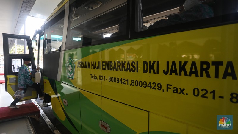Jamaah calon haji kelompok terbang (kloter) 1 embarkasi haji Jakarta-Pondok Gede Jamaah calon haji kelompok terbang (kloter) 1 embarkasi haji Jakarta-Pondok Gede menunggu proses administrasi dan pemeriksaan kesehatan di Asrama Haji Pondok Gede, Jakarta, Jumat (3/6/2022). Sebanyak 389 jamaah calon asal DKI Jakarta yang tergabung dalam kloter 1 embarkasi haji Jakarta-Pondok Gede masuk ke Asrama Haji Pondok Gede sebelum diberangkatkan ke Tanah Suci pada Sabtu, 4 Juni 2022. (CNBC Indonesia/ Andrean Kristianto)