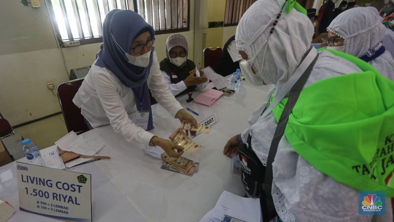 Jamaah calon haji kelompok terbang (kloter) 1 embarkasi haji Jakarta-Pondok Gede Jamaah calon haji kelompok terbang (kloter) 1 embarkasi haji Jakarta-Pondok Gede menunggu proses administrasi dan pemeriksaan kesehatan di Asrama Haji Pondok Gede, Jakarta, Jumat (3/6/2022). Sebanyak 389 jamaah calon asal DKI Jakarta yang tergabung dalam kloter 1 embarkasi haji Jakarta-Pondok Gede masuk ke Asrama Haji Pondok Gede sebelum diberangkatkan ke Tanah Suci pada Sabtu, 4 Juni 2022. (CNBC Indonesia/ Andrean Kristianto)