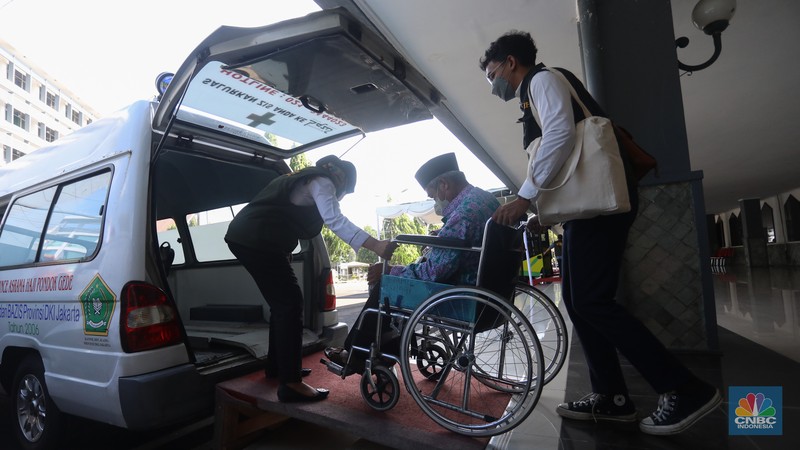 Jamaah calon haji kelompok terbang (kloter) 1 embarkasi haji Jakarta-Pondok Gede menunggu proses administrasi dan pemeriksaan kesehatan di Asrama Haji Pondok Gede, Jakarta, Jumat (3/6/2022). Sebanyak 389 jamaah calon asal DKI Jakarta yang tergabung dalam kloter 1 embarkasi haji Jakarta-Pondok Gede masuk ke Asrama Haji Pondok Gede sebelum diberangkatkan ke Tanah Suci pada Sabtu, 4 Juni 2022.  (CNBC Indonesia/ Andrean Kristianto)