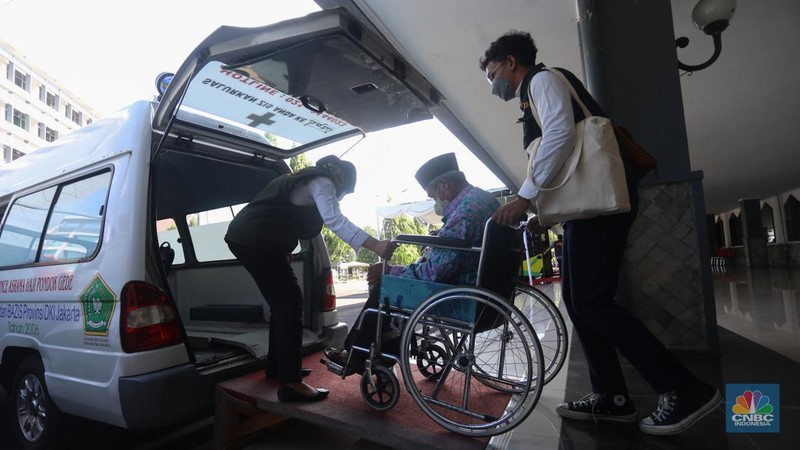 Jamaah calon haji kelompok terbang (kloter) 1 embarkasi haji Jakarta-Pondok Gede menunggu proses administrasi dan pemeriksaan kesehatan di Asrama Haji Pondok Gede, Jakarta, Jumat (3/6/2022). Sebanyak 389 jamaah calon asal DKI Jakarta yang tergabung dalam kloter 1 embarkasi haji Jakarta-Pondok Gede masuk ke Asrama Haji Pondok Gede sebelum diberangkatkan ke Tanah Suci pada Sabtu, 4 Juni 2022.  (CNBC Indonesia/ Andrean Kristianto)
