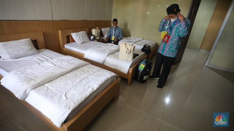 Jamaah calon haji kelompok terbang (kloter) 1 embarkasi haji Jakarta-Pondok Gede Jamaah calon haji kelompok terbang (kloter) 1 embarkasi haji Jakarta-Pondok Gede menunggu proses administrasi dan pemeriksaan kesehatan di Asrama Haji Pondok Gede, Jakarta, Jumat (3/6/2022). Sebanyak 389 jamaah calon asal DKI Jakarta yang tergabung dalam kloter 1 embarkasi haji Jakarta-Pondok Gede masuk ke Asrama Haji Pondok Gede sebelum diberangkatkan ke Tanah Suci pada Sabtu, 4 Juni 2022. (CNBC Indonesia/ Andrean Kristianto)