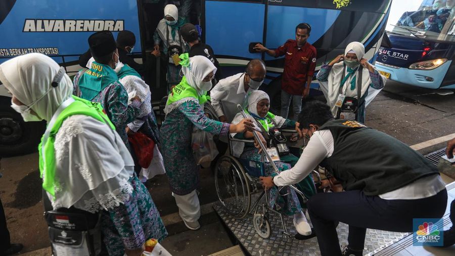 Jamaah calon haji kelompok terbang (kloter) 1 embarkasi haji Jakarta-Pondok Gede menunggu proses administrasi dan pemeriksaan kesehatan di Asrama Haji Pondok Gede, Jakarta, Jumat (3/6/2022). Sebanyak 389 jamaah calon asal DKI Jakarta yang tergabung dalam kloter 1 embarkasi haji Jakarta-Pondok Gede masuk ke Asrama Haji Pondok Gede sebelum diberangkatkan ke Tanah Suci pada Sabtu, 4 Juni 2022.  (CNBC Indonesia/ Andrean Kristianto)