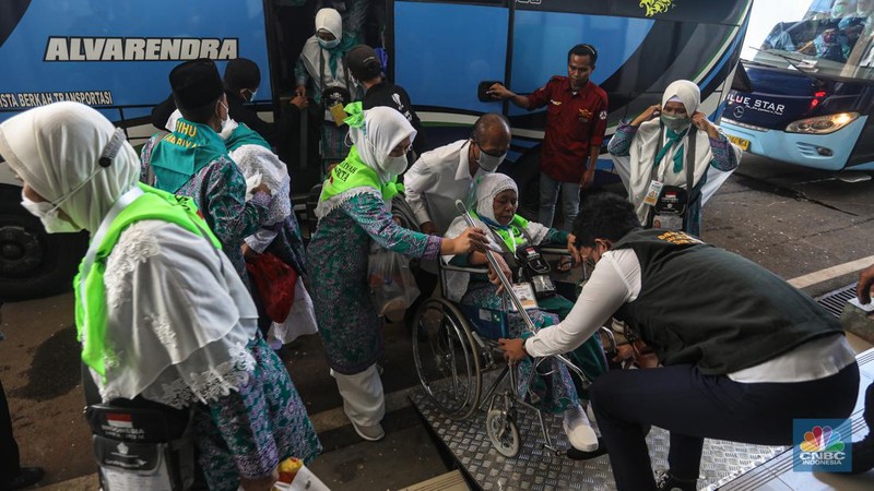 Jamaah calon haji kelompok terbang (kloter) 1 embarkasi haji Jakarta-Pondok Gede menunggu proses administrasi dan pemeriksaan kesehatan di Asrama Haji Pondok Gede, Jakarta, Jumat (3/6/2022). Sebanyak 389 jamaah calon asal DKI Jakarta yang tergabung dalam kloter 1 embarkasi haji Jakarta-Pondok Gede masuk ke Asrama Haji Pondok Gede sebelum diberangkatkan ke Tanah Suci pada Sabtu, 4 Juni 2022.  (CNBC Indonesia/ Andrean Kristianto)