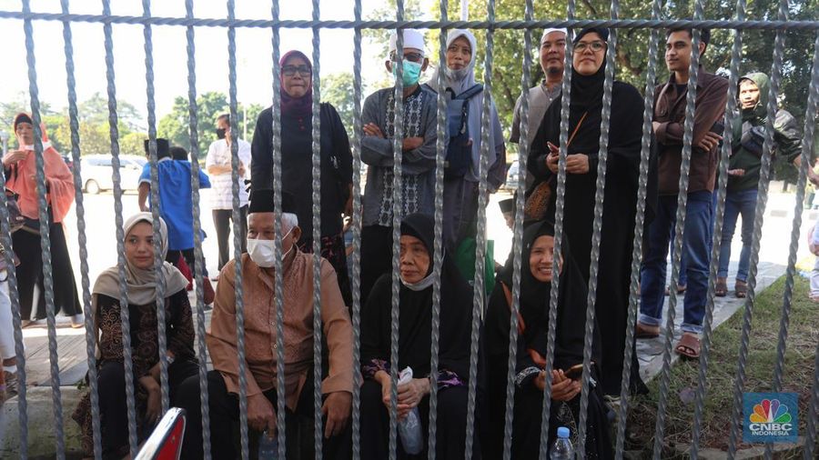 Jamaah calon haji kelompok terbang (kloter) 1 embarkasi haji Jakarta-Pondok Gede menunggu proses administrasi dan pemeriksaan kesehatan di Asrama Haji Pondok Gede, Jakarta, Jumat (3/6/2022). Sebanyak 389 jamaah calon asal DKI Jakarta yang tergabung dalam kloter 1 embarkasi haji Jakarta-Pondok Gede masuk ke Asrama Haji Pondok Gede sebelum diberangkatkan ke Tanah Suci pada Sabtu, 4 Juni 2022.  (CNBC Indonesia/ Andrean Kristianto)