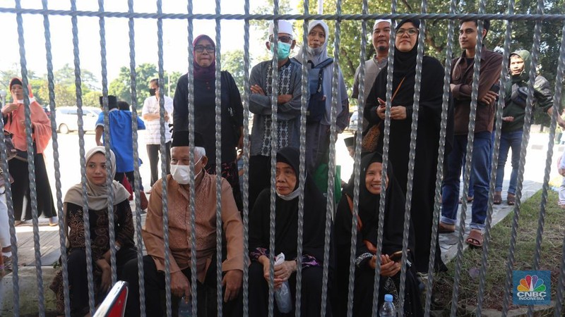 Jamaah calon haji kelompok terbang (kloter) 1 embarkasi haji Jakarta-Pondok Gede menunggu proses administrasi dan pemeriksaan kesehatan di Asrama Haji Pondok Gede, Jakarta, Jumat (3/6/2022). Sebanyak 389 jamaah calon asal DKI Jakarta yang tergabung dalam kloter 1 embarkasi haji Jakarta-Pondok Gede masuk ke Asrama Haji Pondok Gede sebelum diberangkatkan ke Tanah Suci pada Sabtu, 4 Juni 2022.  (CNBC Indonesia/ Andrean Kristianto)