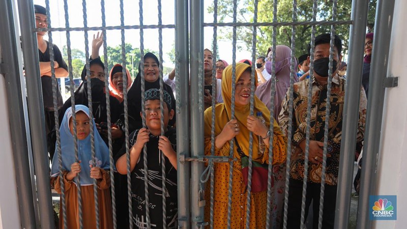 Jamaah calon haji kelompok terbang (kloter) 1 embarkasi haji Jakarta-Pondok Gede menunggu proses administrasi dan pemeriksaan kesehatan di Asrama Haji Pondok Gede, Jakarta, Jumat (3/6/2022). Sebanyak 389 jamaah calon asal DKI Jakarta yang tergabung dalam kloter 1 embarkasi haji Jakarta-Pondok Gede masuk ke Asrama Haji Pondok Gede sebelum diberangkatkan ke Tanah Suci pada Sabtu, 4 Juni 2022.  (CNBC Indonesia/ Andrean Kristianto)