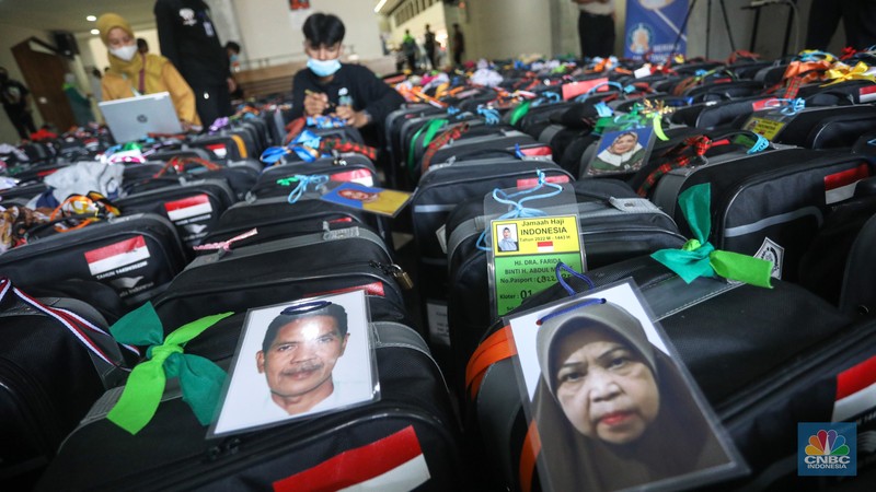 Jamaah calon haji kelompok terbang (kloter) 1 embarkasi haji Jakarta-Pondok Gede menunggu proses administrasi dan pemeriksaan kesehatan di Asrama Haji Pondok Gede, Jakarta, Jumat (3/6/2022). Sebanyak 389 jamaah calon asal DKI Jakarta yang tergabung dalam kloter 1 embarkasi haji Jakarta-Pondok Gede masuk ke Asrama Haji Pondok Gede sebelum diberangkatkan ke Tanah Suci pada Sabtu, 4 Juni 2022.  (CNBC Indonesia/ Andrean Kristianto)
