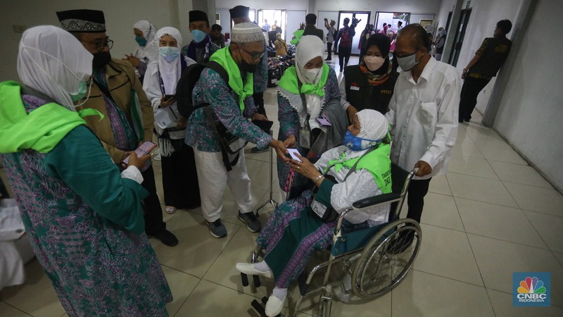 Jamaah calon haji kelompok terbang (kloter) 1 embarkasi haji Jakarta-Pondok Gede Jamaah calon haji kelompok terbang (kloter) 1 embarkasi haji Jakarta-Pondok Gede menunggu proses administrasi dan pemeriksaan kesehatan di Asrama Haji Pondok Gede, Jakarta, Jumat (3/6/2022). Sebanyak 389 jamaah calon asal DKI Jakarta yang tergabung dalam kloter 1 embarkasi haji Jakarta-Pondok Gede masuk ke Asrama Haji Pondok Gede sebelum diberangkatkan ke Tanah Suci pada Sabtu, 4 Juni 2022. (CNBC Indonesia/ Andrean Kristianto)