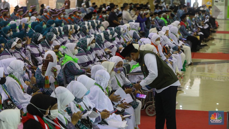 Jamaah calon haji kelompok terbang (kloter) 1 embarkasi haji Jakarta-Pondok Gede Jamaah calon haji kelompok terbang (kloter) 1 embarkasi haji Jakarta-Pondok Gede menunggu proses administrasi dan pemeriksaan kesehatan di Asrama Haji Pondok Gede, Jakarta, Jumat (3/6/2022). Sebanyak 389 jamaah calon asal DKI Jakarta yang tergabung dalam kloter 1 embarkasi haji Jakarta-Pondok Gede masuk ke Asrama Haji Pondok Gede sebelum diberangkatkan ke Tanah Suci pada Sabtu, 4 Juni 2022. (CNBC Indonesia/ Andrean Kristianto)