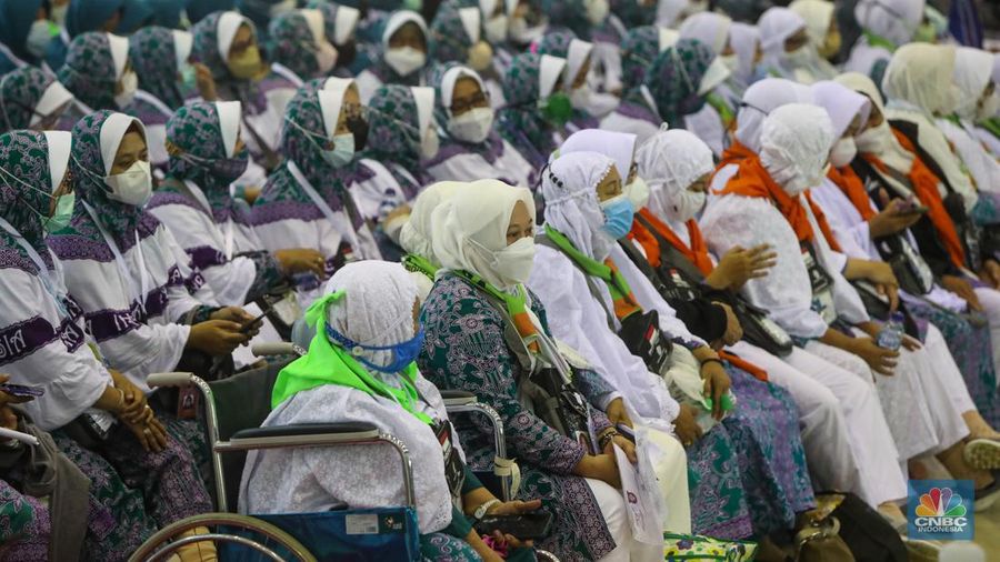 Jamaah calon haji kelompok terbang (kloter) 1 embarkasi haji Jakarta-Pondok Gede menunggu proses administrasi dan pemeriksaan kesehatan di Asrama Haji Pondok Gede, Jakarta, Jumat (3/6/2022). Sebanyak 389 jamaah calon asal DKI Jakarta yang tergabung dalam kloter 1 embarkasi haji Jakarta-Pondok Gede masuk ke Asrama Haji Pondok Gede sebelum diberangkatkan ke Tanah Suci pada Sabtu, 4 Juni 2022. (²©²ÊÍøÕ¾/ Andrean Kristianto)