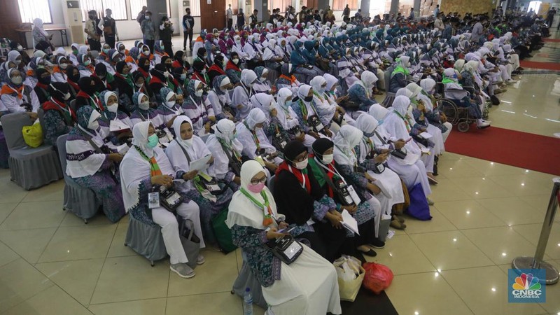 Jamaah calon haji kelompok terbang (kloter) 1 embarkasi haji Jakarta-Pondok Gede menunggu proses administrasi dan pemeriksaan kesehatan di Asrama Haji Pondok Gede, Jakarta, Jumat (3/6/2022). Sebanyak 389 jamaah calon asal DKI Jakarta yang tergabung dalam kloter 1 embarkasi haji Jakarta-Pondok Gede masuk ke Asrama Haji Pondok Gede sebelum diberangkatkan ke Tanah Suci pada Sabtu, 4 Juni 2022.  (CNBC Indonesia/ Andrean Kristianto)