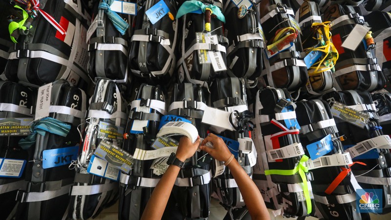 Jamaah calon haji kelompok terbang (kloter) 1 embarkasi haji Jakarta-Pondok Gede Jamaah calon haji kelompok terbang (kloter) 1 embarkasi haji Jakarta-Pondok Gede menunggu proses administrasi dan pemeriksaan kesehatan di Asrama Haji Pondok Gede, Jakarta, Jumat (3/6/2022). Sebanyak 389 jamaah calon asal DKI Jakarta yang tergabung dalam kloter 1 embarkasi haji Jakarta-Pondok Gede masuk ke Asrama Haji Pondok Gede sebelum diberangkatkan ke Tanah Suci pada Sabtu, 4 Juni 2022. (CNBC Indonesia/ Andrean Kristianto)