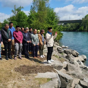 Ridwan Kamil Pimpin Salat Ghaib di Pinggir Sungai Aare