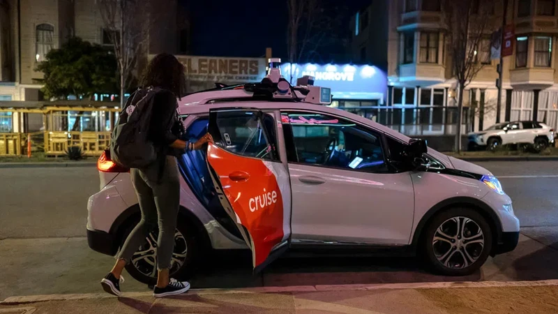 05 November 2019, US, San Francisco: A robot car of the General Motors subsidiary Cruise is on a test drive. Photo: Andrej Sokolow/dpa (Photo by Andrej Sokolow/picture alliance via Getty Images)
