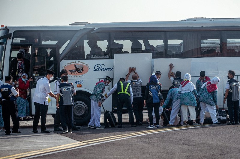 Jemaah haji Indonesia bersiap berangkat dari Bandara Internasional Juanda Surabaya pada 4 Juni 2022 untuk pertama kalinya sejak absennya ibadah haji ke Mekkah di Arab Saudi selama beberapa tahun di tengah pandemi virus corona Covid-19. (AFP/JUNI KRISWANTO) Jemaah haji Indonesia bersiap berangkat dari Bandara Internasional Juanda Surabaya pada 4 Juni 2022 untuk pertama kalinya sejak absennya ibadah haji ke Mekkah di Arab Saudi selama beberapa tahun di tengah pandemi virus corona Covid-19. (AFP/JUNI KRISWANTO)