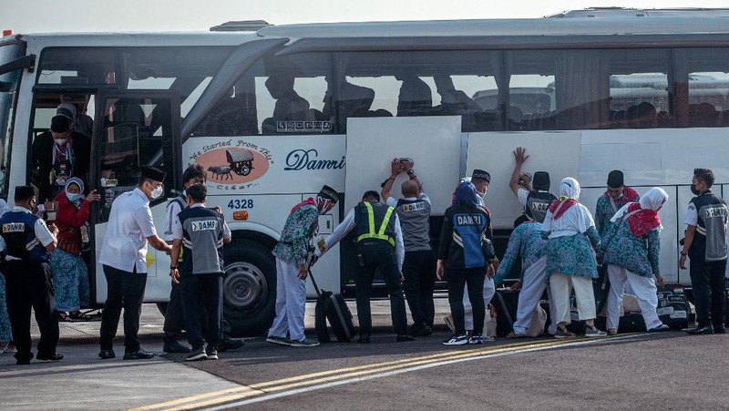 Jemaah haji Indonesia bersiap berangkat dari Bandara Internasional Juanda Surabaya pada 4 Juni 2022 untuk pertama kalinya sejak absennya ibadah haji ke Mekkah di Arab Saudi selama beberapa tahun di tengah pandemi virus corona Covid-19. (AFP/JUNI KRISWANTO)