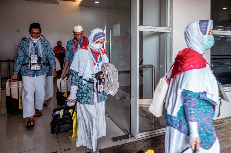 Jemaah haji Indonesia bersiap berangkat dari Bandara Internasional Juanda Surabaya pada 4 Juni 2022 untuk pertama kalinya sejak absennya ibadah haji ke Mekkah di Arab Saudi selama beberapa tahun di tengah pandemi virus corona Covid-19. (AFP/JUNI KRISWANTO) Jemaah haji Indonesia bersiap berangkat dari Bandara Internasional Juanda Surabaya pada 4 Juni 2022 untuk pertama kalinya sejak absennya ibadah haji ke Mekkah di Arab Saudi selama beberapa tahun di tengah pandemi virus corona Covid-19. (AFP/JUNI KRISWANTO)