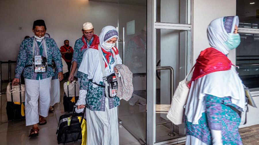Jemaah haji Indonesia bersiap berangkat dari Bandara Internasional Juanda Surabaya pada 4 Juni 2022 untuk pertama kalinya sejak absennya ibadah haji ke Mekkah di Arab Saudi selama beberapa tahun di tengah pandemi virus corona Covid-19. (AFP/JUNI KRISWANTO)