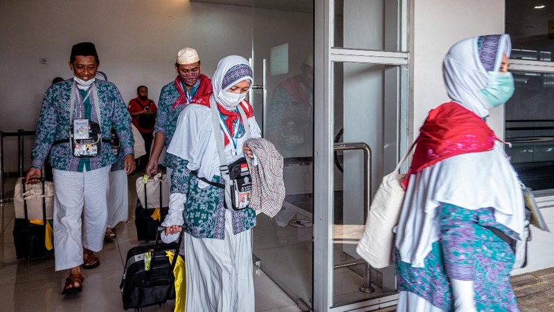 Jemaah haji Indonesia bersiap berangkat dari Bandara Internasional Juanda Surabaya pada 4 Juni 2022 untuk pertama kalinya sejak absennya ibadah haji ke Mekkah di Arab Saudi selama beberapa tahun di tengah pandemi virus corona Covid-19. (AFP/JUNI KRISWANTO)
