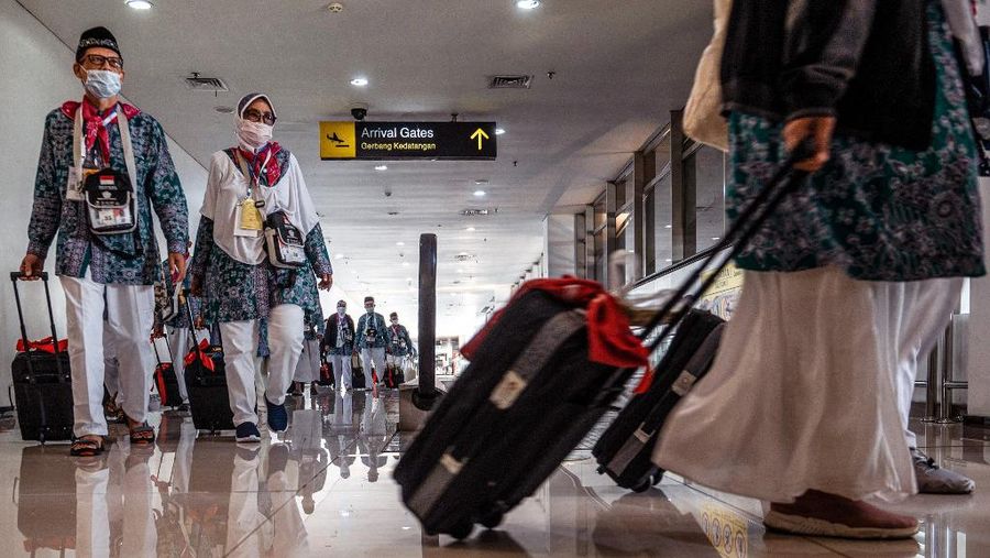 Jemaah haji Indonesia bersiap berangkat dari Bandara Internasional Juanda Surabaya pada 4 Juni 2022 untuk pertama kalinya sejak absennya ibadah haji ke Mekkah di Arab Saudi selama beberapa tahun di tengah pandemi virus corona Covid-19. (AFP/JUNI KRISWANTO) Jemaah haji Indonesia bersiap berangkat dari Bandara Internasional Juanda Surabaya pada 4 Juni 2022 untuk pertama kalinya sejak absennya ibadah haji ke Mekkah di Arab Saudi selama beberapa tahun di tengah pandemi virus corona Covid-19. (AFP/JUNI KRISWANTO)