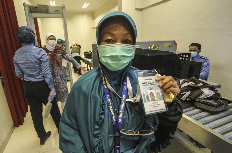 Jemaah haji Indonesia bersiap berangkat dari Bandara Internasional Juanda Surabaya pada 4 Juni 2022 untuk pertama kalinya sejak absennya ibadah haji ke Mekkah di Arab Saudi selama beberapa tahun di tengah pandemi virus corona Covid-19. (AFP/JUNI KRISWANTO) Jemaah haji Indonesia bersiap berangkat dari Bandara Internasional Juanda Surabaya pada 4 Juni 2022 untuk pertama kalinya sejak absennya ibadah haji ke Mekkah di Arab Saudi selama beberapa tahun di tengah pandemi virus corona Covid-19. (AFP/JUNI KRISWANTO)